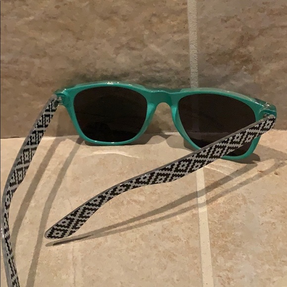 3 pack sunglasses! - Picture 4 of 6